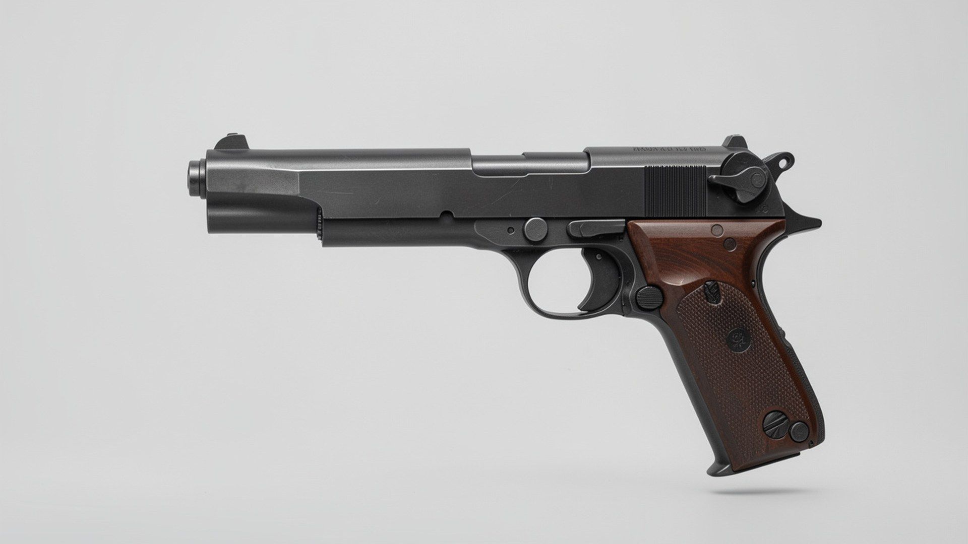 Luger p08: luger P08’in yan profilini ve karakteristik mafsallı mekanizma siluetini gösteren güvenli müze ürün fotoğrafı
