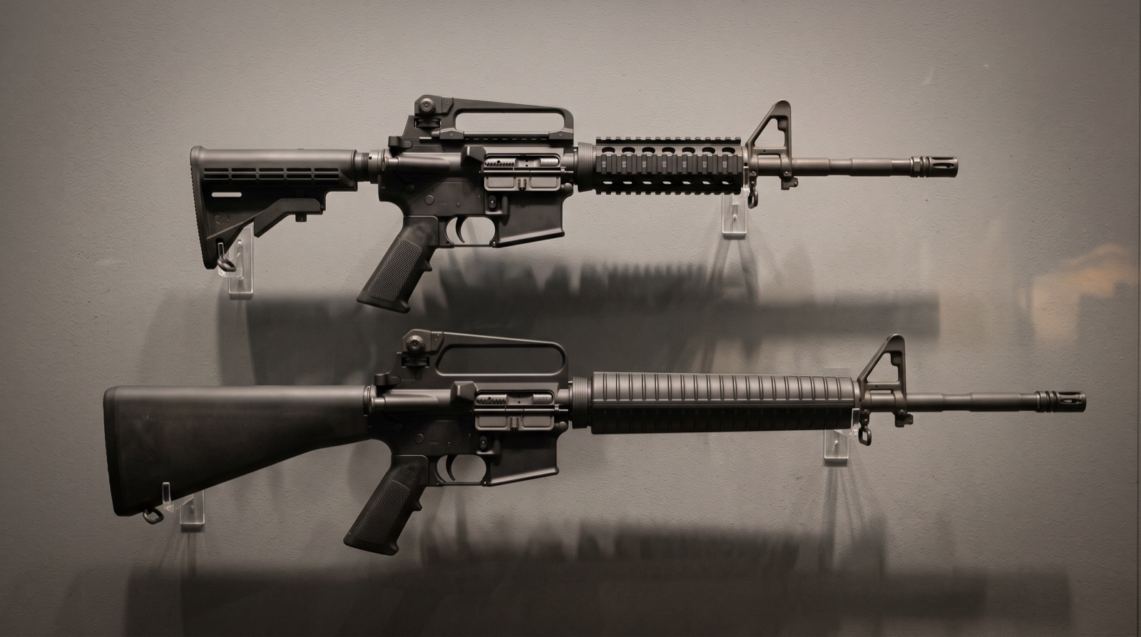 M4 tarzı kısa karabina ve M16 tarzı uzun tüfeğin yan profil karşılaştırması