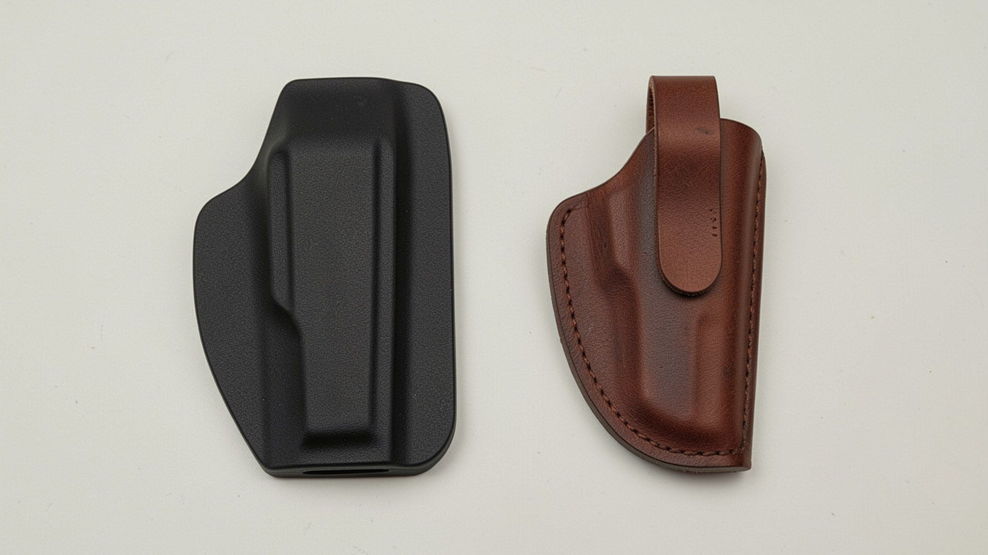 Paddle holster nedir: paddle bağlantılı boş kılıf ile klasik kemer halkalı boş kılıfın yan yana ürün karşılaştırması
