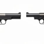 Single action ve double action kavramlarını güvenli şekilde açıklayan iki etkisiz horozlu tabancanın yan profil karşılaştırma
